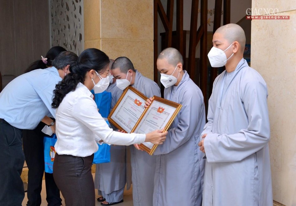 Bà Phan Kiều Thanh Hương trao Bằng khen của Ủy ban MTTQVN TP.HCM đến tình nguyện viên Phật giáo