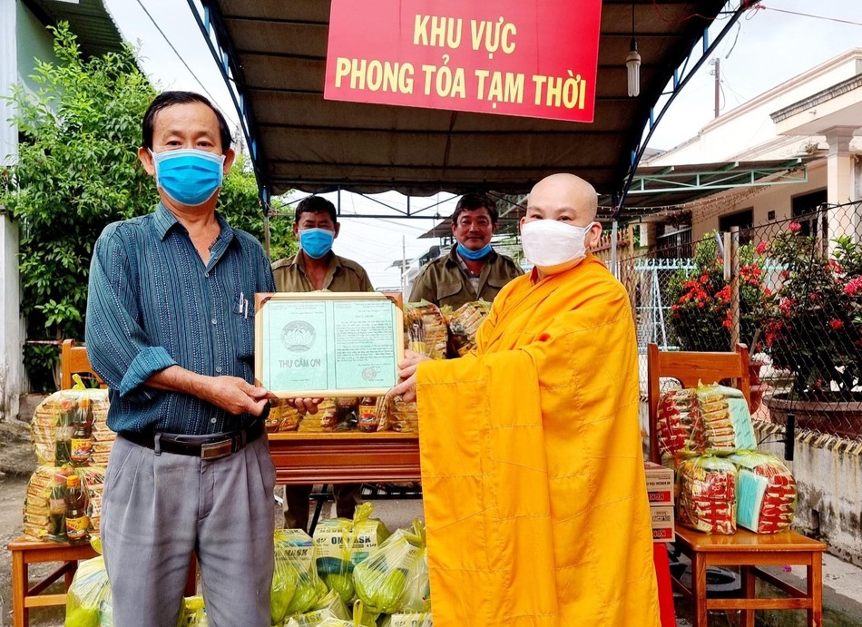 Đại diện lãnh đạo thị trấn Chợ Lầu trao thư cảm ơn đến Ni sư Thích nữ Viên Liên