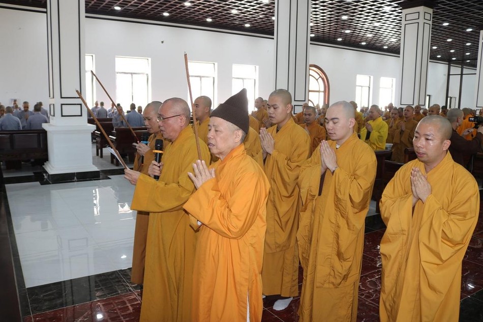 Chư tôn đức dâng hương tưởng niệm Chư tôn đức dâng hương tưởng niệm