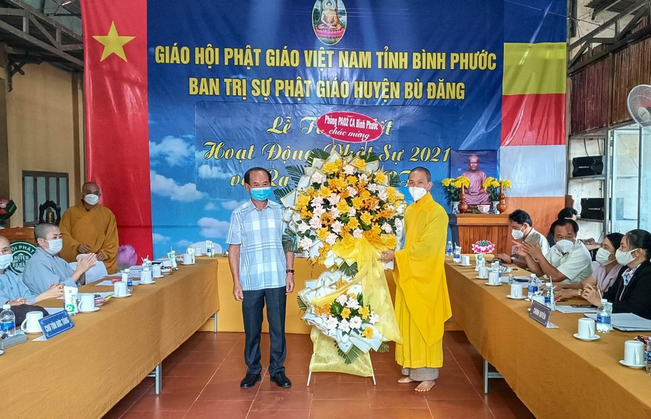 Phòng PA02 Công an tỉnh Bình Phước tặng hoa chúc mừng