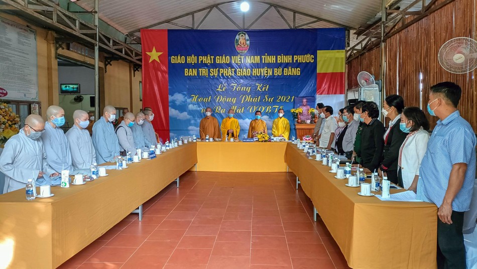 Chư tôn đức và các đại biểu thực hiện các nghi thức trước khi bước vào buổi lễ