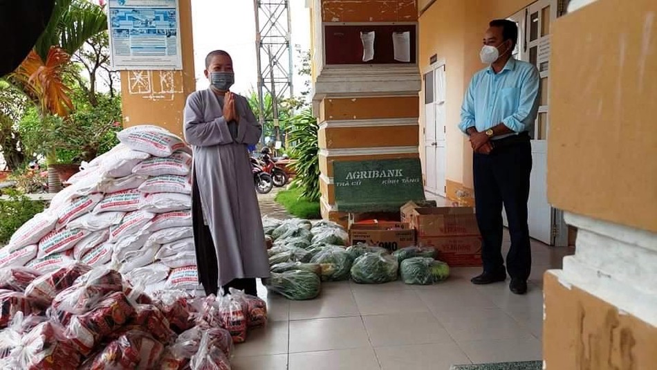Sư cô Thích nữ Trung Thường trao quà đến UBND xã Long Hiệp Sư cô Thích nữ Trung Thường trao quà đến UBND xã Long Hiệp