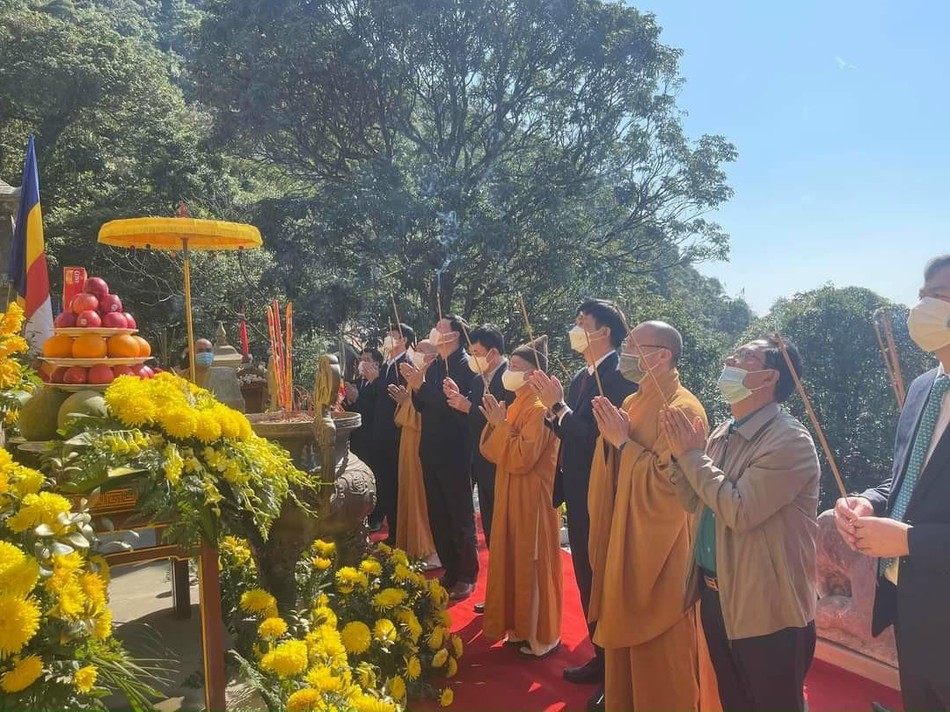 Chư tôn đức và đại biểu dâng hương tưởng niệm Đức vua - Phật hoàng Trần Nhân Tông Chư tôn đức và đại biểu dâng hương tưởng niệm Đức vua - Phật hoàng Trần Nhân Tông