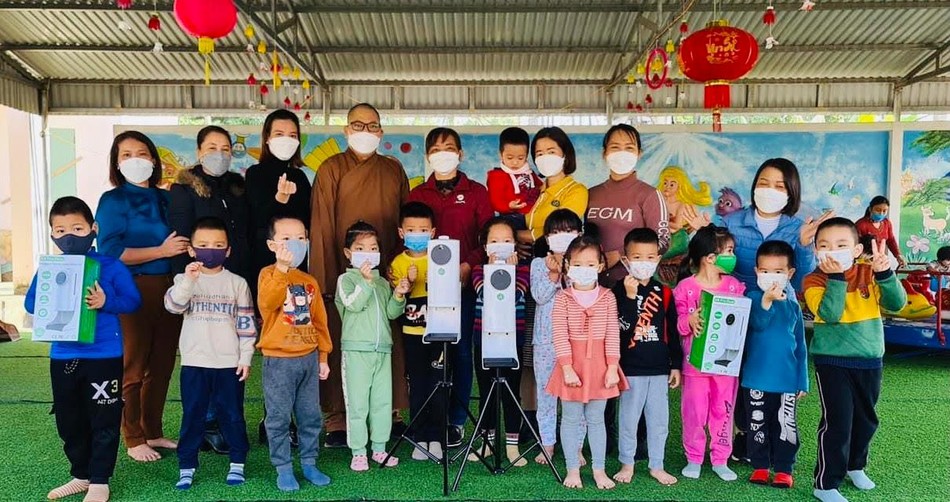 Đại đức Thích Giác Nghĩa tặng máy sát khuẩn tự động tại một điểm trường Đại đức Thích Giác Nghĩa tặng máy sát khuẩn tự động tại một điểm trường