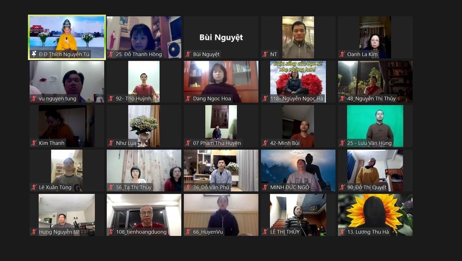 Các học viên tham dự khóa thiền trên nền tảng trực tuyến zoom Các học viên tham dự khóa thiền trên nền tảng trực tuyến zoom