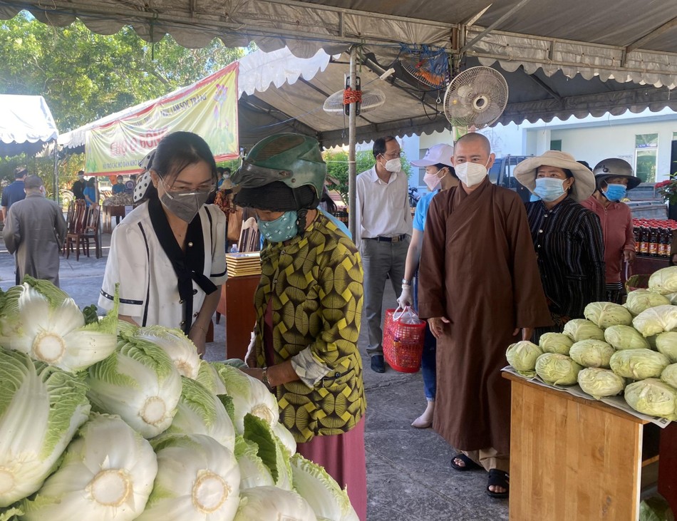 Người dân nhận nhu yếu phẩm tại phiên chợ 0 đồng Người dân nhận nhu yếu phẩm tại phiên chợ 0 đồng