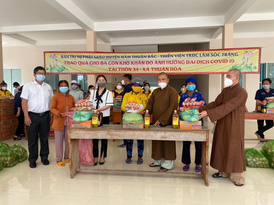 Tặng quà đến đồng bào dân tộc thiểu số tại xã Thuận Hòa Tặng quà đến đồng bào dân tộc thiểu số tại xã Thuận Hòa