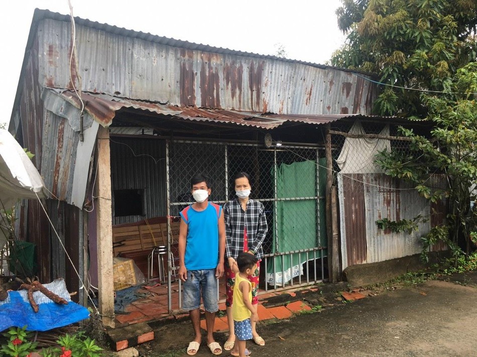 Gia đình anh Hoàng trước ngôi nhà xuống cấp của mình - Ảnh: Thiện Lực