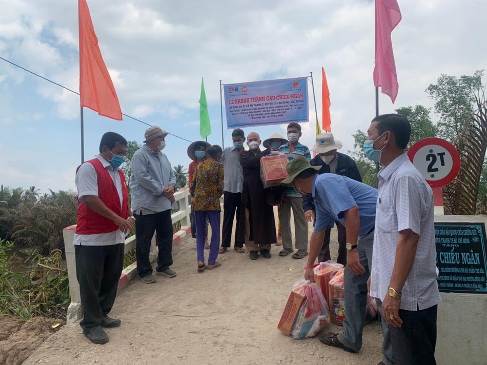 Tặng quà đến người khó khăn tại địa phương Tặng quà đến người khó khăn tại địa phương