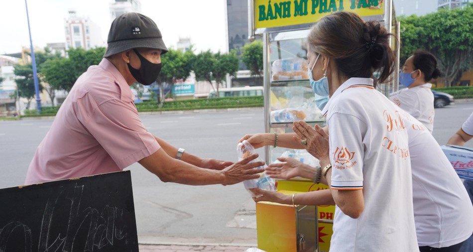 Niềm hạnh phúc với sự sẻ chia của các bạn trẻ trong Câu lạc bộ thiện nguyện Phật Tâm mỗi sáng Niềm hạnh phúc với sự sẻ chia của các bạn trẻ trong Câu lạc bộ thiện nguyện Phật Tâm mỗi sáng