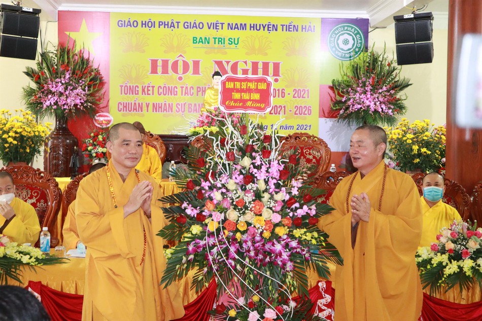 Ban Trị sự Phật giáo tỉnh Thái Bình tặng hoa chúc mừng hội nghị