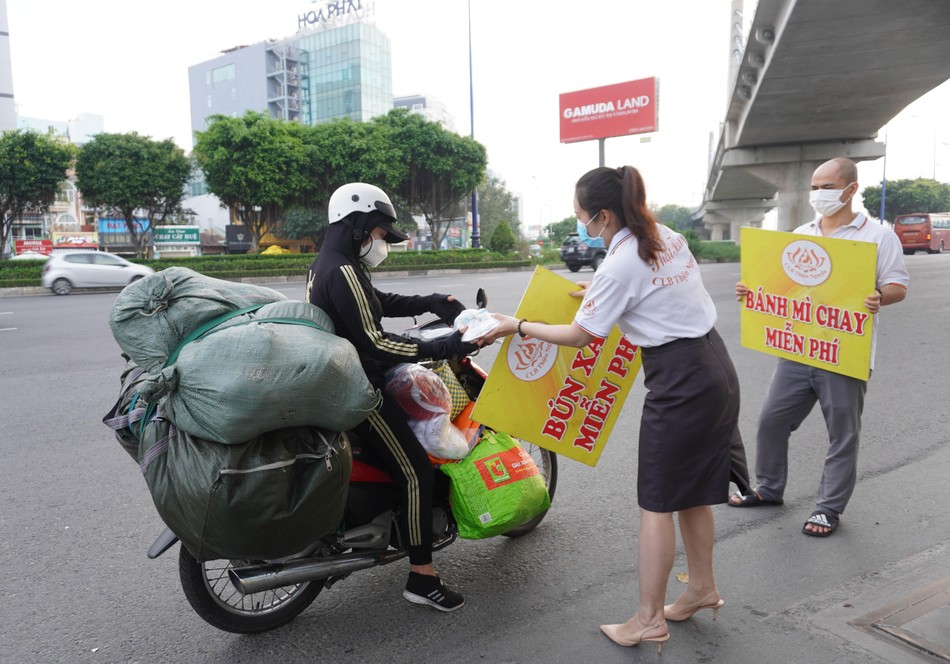 Các bạn trẻ tham gia phát bánh mì chay miễn phí mỗi sáng đa phần là nhân viên văn phòng Các bạn trẻ tham gia phát bánh mì chay miễn phí mỗi sáng đa phần là nhân viên văn phòng