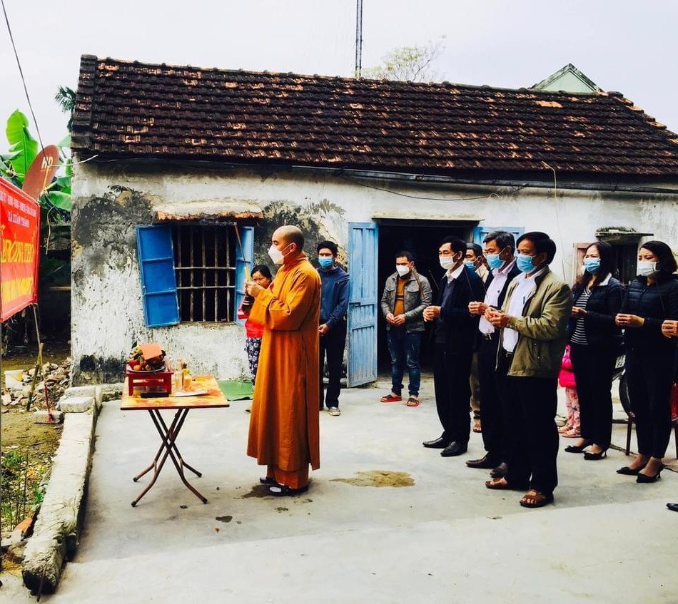 Lễ động thổ, khởi công xây dựng nhà Đại đoàn kết cho chị Lê Thị Hồng Lễ động thổ, khởi công xây dựng nhà Đại đoàn kết cho chị Lê Thị Hồng