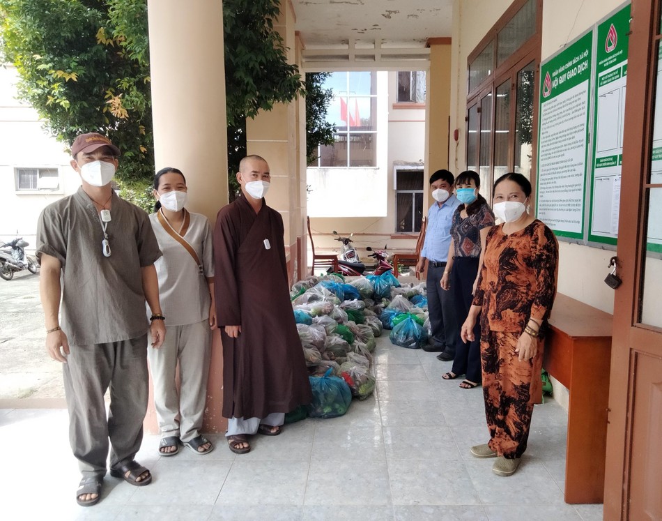 Đại đức Thích Tâm Trí tặng quà tại thị trấn Lạc Tánh, huyện Tánh Linh, Bình Thuận Đại đức Thích Tâm Trí tặng quà tại thị trấn Lạc Tánh, huyện Tánh Linh, Bình Thuận