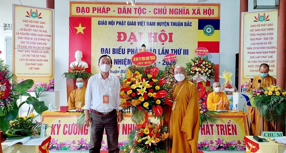 Sở Nội vụ tỉnh Ninh Thuận tặng hoa chúc mừng đại hội Sở Nội vụ tỉnh Ninh Thuận tặng hoa chúc mừng đại hội