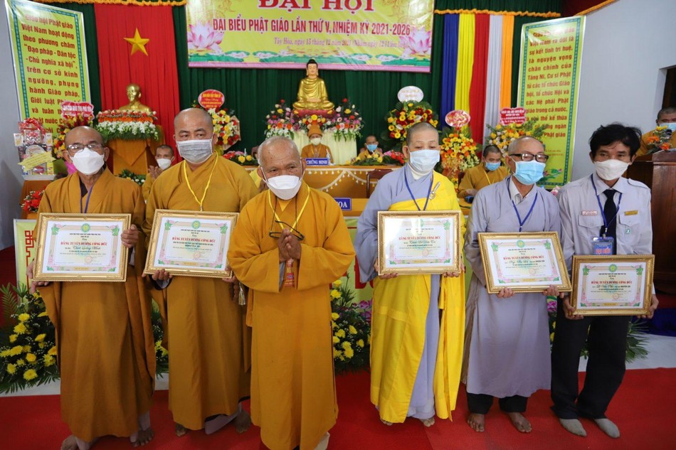 Tập thể, cá nhân nhận Bằng tuyên dương công đức Tập thể, cá nhân nhận Bằng tuyên dương công đức