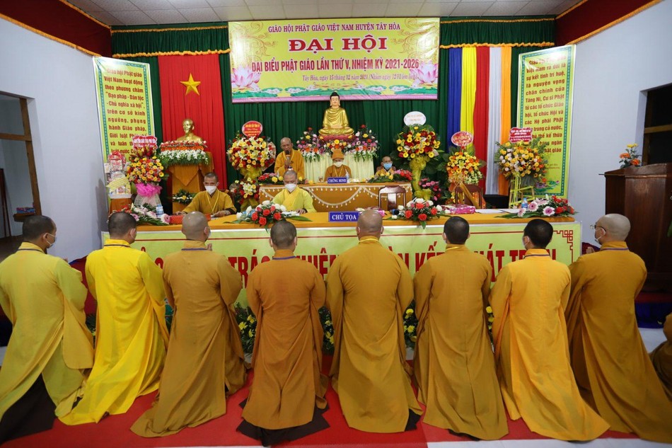 Hòa thượng Thích Đồng Tiến sách tấn tân Ban Trị sự Phật giáo huyện Tây Hòa, nhiệm kỳ 2021-2026 Hòa thượng Thích Đồng Tiến sách tấn tân Ban Trị sự Phật giáo huyện Tây Hòa, nhiệm kỳ 2021-2026