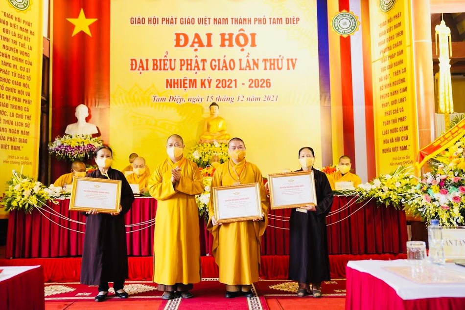 Tập thể, cá nhân nhận Bằng tuyên dương công đức Tập thể, cá nhân nhận Bằng tuyên dương công đức