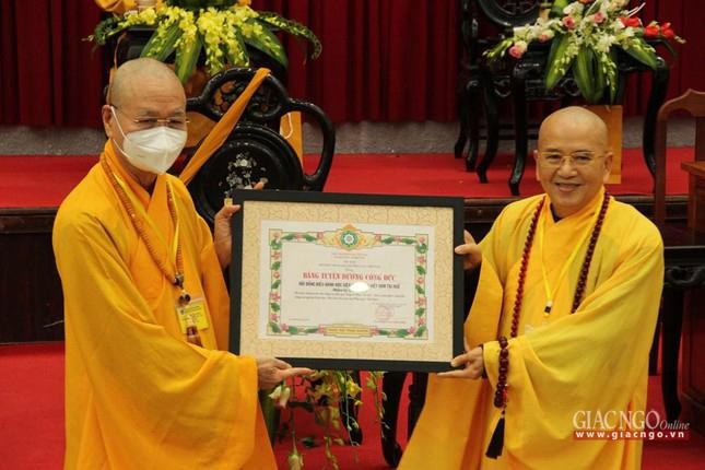 Hòa thượng Viện trưởng Học viện Phật giáo VN tại Huế nhận Bằng tuyên dương công đức của Hội đồng Trị sự Hòa thượng Viện trưởng Học viện Phật giáo VN tại Huế nhận Bằng tuyên dương công đức của Hội đồng Trị sự