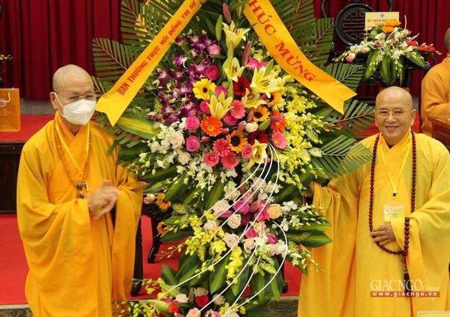 Ban Thường trực Hội đồng Trị sự GHPGVN tặng hoa chúc mừng Ban Thường trực Hội đồng Trị sự GHPGVN tặng hoa chúc mừng