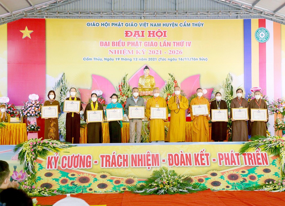 Ban Trị sự GHPGVN tỉnh trao Bằng tuyên dương công đức cho các tập thể, cá nhân xuất sắc Ban Trị sự GHPGVN tỉnh trao Bằng tuyên dương công đức cho các tập thể, cá nhân xuất sắc