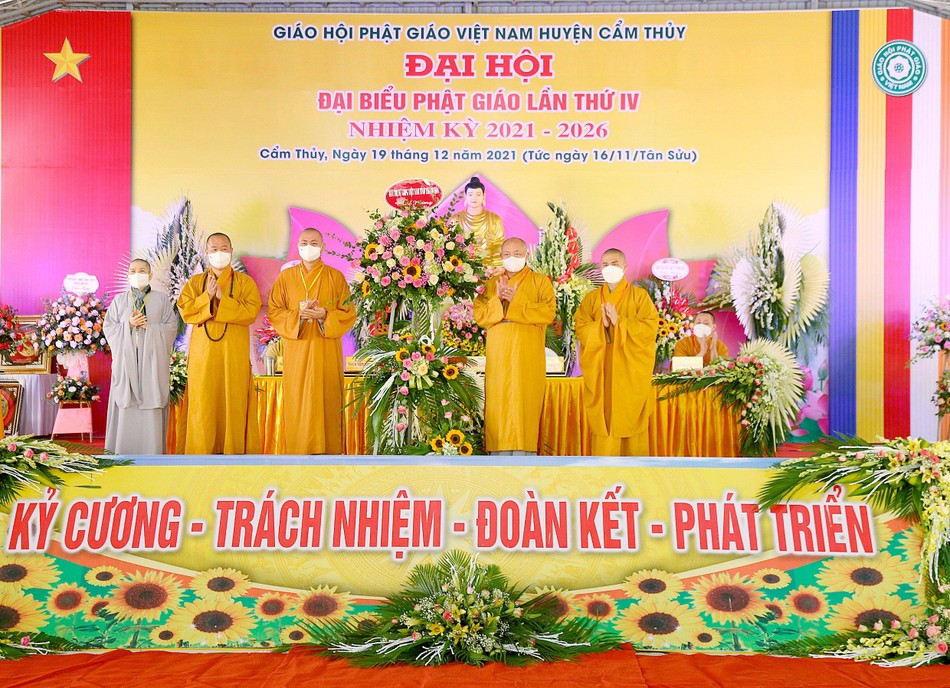 Ban Trị sự GHPGVN tỉnh Thanh Hóa tặng hoa chúc mừng đại hội Ban Trị sự GHPGVN tỉnh Thanh Hóa tặng hoa chúc mừng đại hội