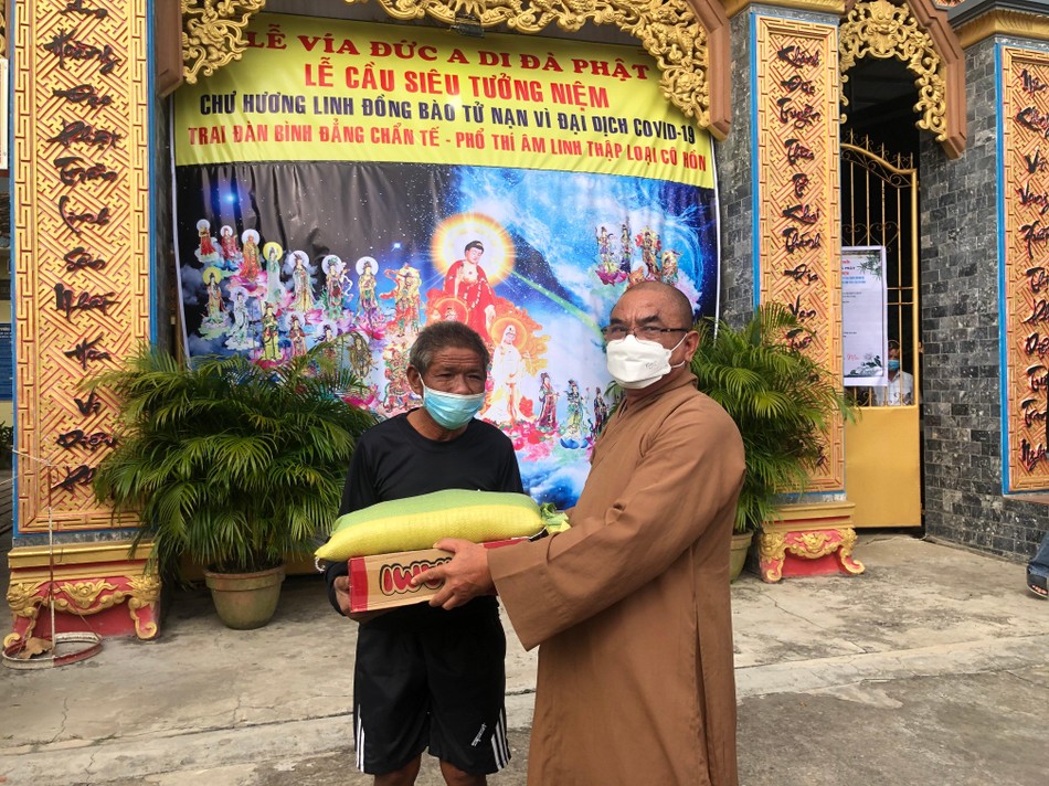 Thượng tọa Thích Như Trang tặng quà đến người dân khó khăn ảnh hưởng bởi dịch Covid-19 Thượng tọa Thích Như Trang tặng quà đến người dân khó khăn ảnh hưởng bởi dịch Covid-19