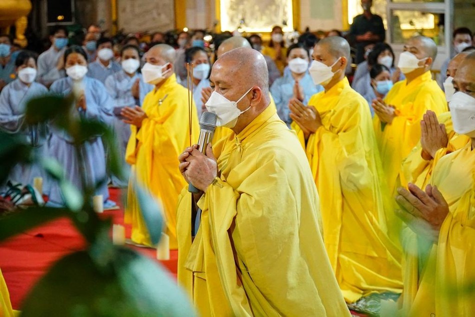 Hòa thượng Thích Hoằng Tri, trụ trì chùa Vạn Đức niêm hương bạch Phật