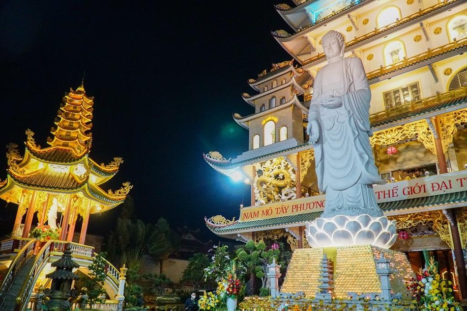 Tôn tượng Đức Phật A Di Đà trong khuôn viên chùa Vạn Đức