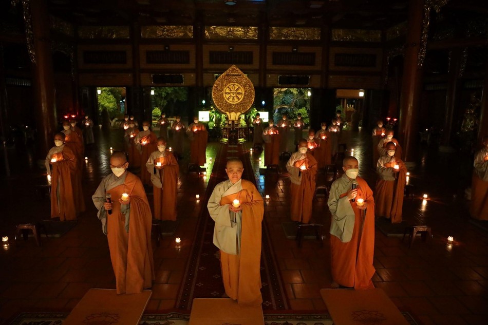 Thắp sáng hoa đăng Thắp sáng hoa đăng