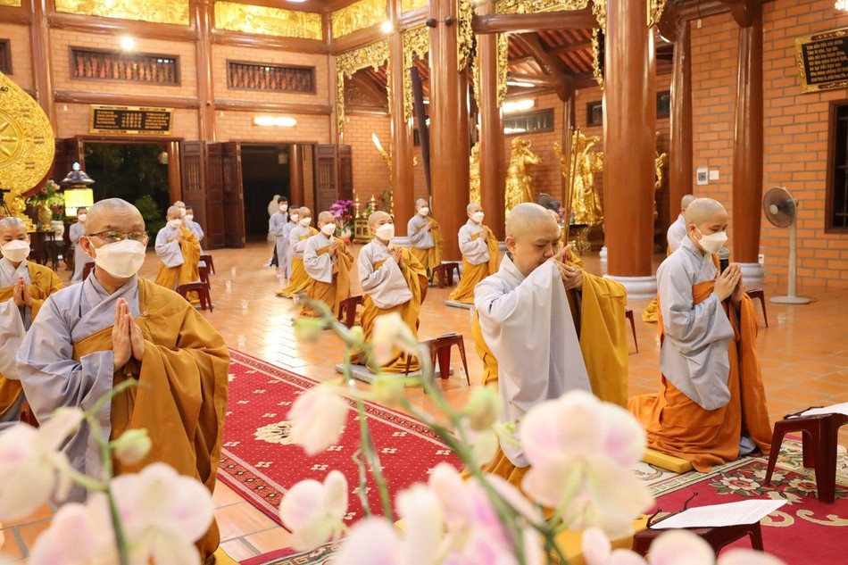 Ni sư Thích nữ Hương Nhũ niêm hương bạch Phật Ni sư Thích nữ Hương Nhũ niêm hương bạch Phật