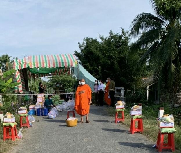 Đại đức Thạch Sa Thanh tặng quà người dân khu phong tỏa tại ấp Ô Rồm