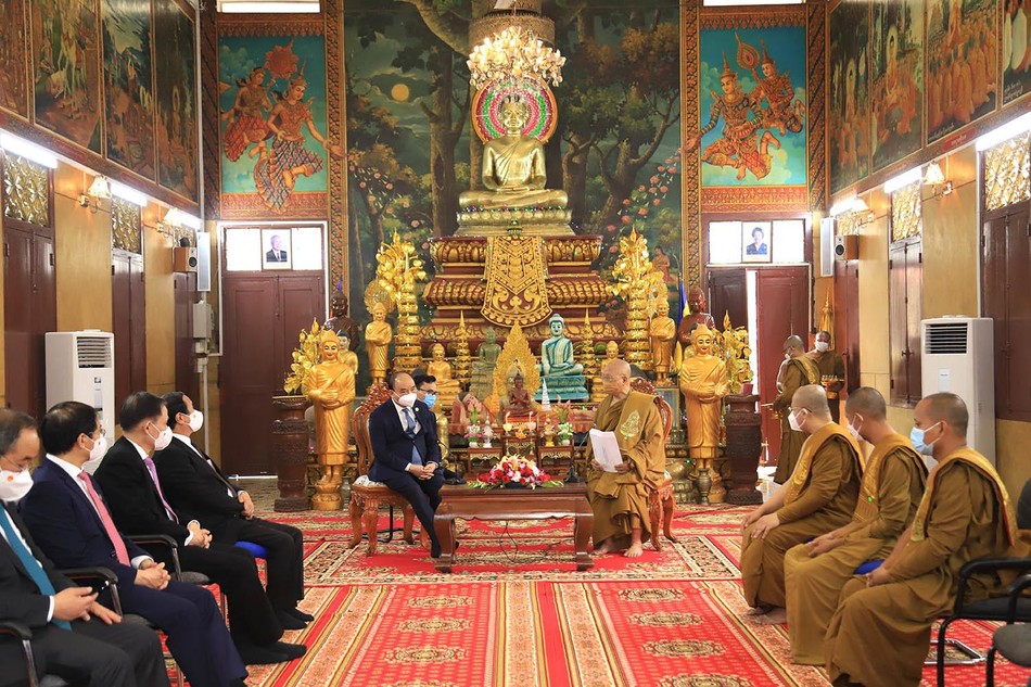 Chủ tịch nước Nguyễn Xuân Phúc cùng đoàn đại biểu cấp cao Việt Nam tại chùa Svay Pope Chủ tịch nước Nguyễn Xuân Phúc cùng đoàn đại biểu cấp cao Việt Nam tại chùa Svay Pope