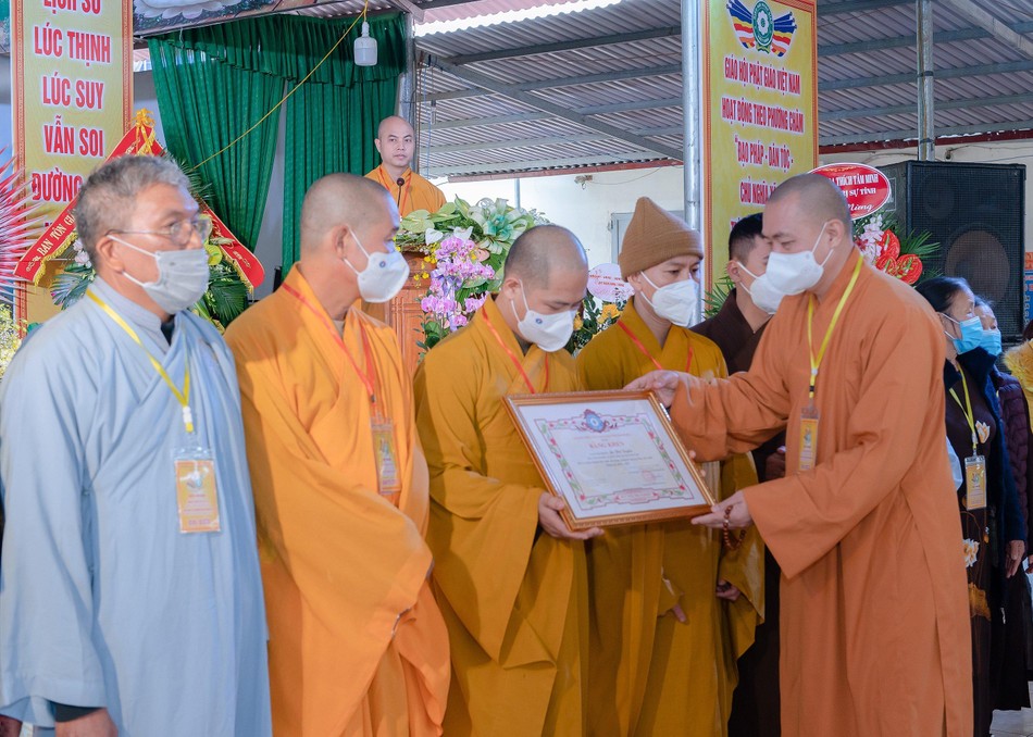 Thượng tọa Thích Tâm Đức trao Bằng tuyên dương công đức tới tập thể, cá nhân xuất sắc