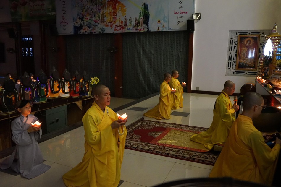 Chư Tăng chùa Bà Đa trong thời kinh cầu nguyện