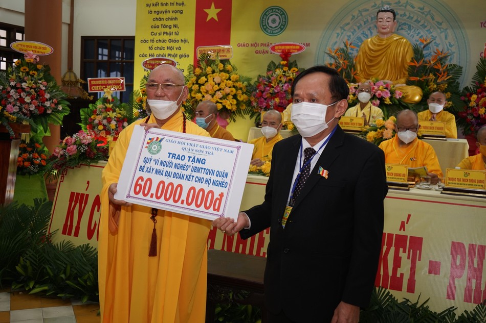 Hòa thượng Thích Trí Viên trao tặng quỹ &quot;Vì người nghèo&quot; của quận Sơn Trà số tiền 60 triệu đồng