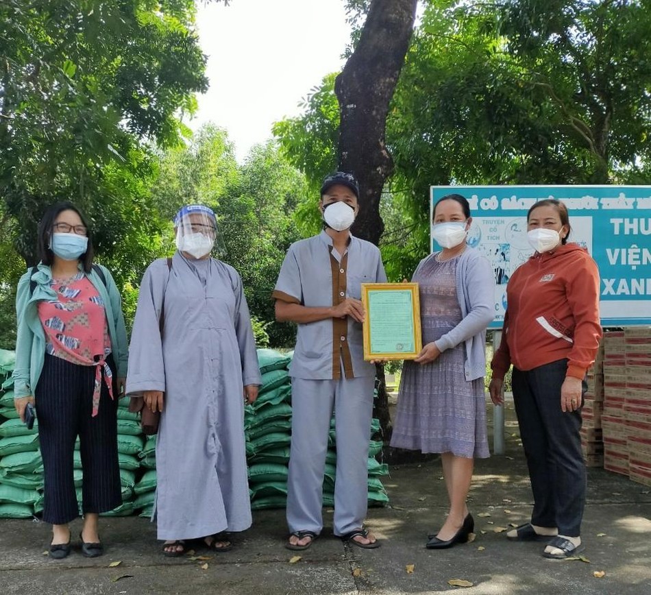 Bà Hồ Thị Khánh Toàn trao thư cảm ơn cho nhóm từ thiện Hương Nguyễn