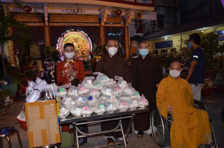 Những suất ăn của chùa Hòa Khánh chia sẻ với người yếu thế Những suất ăn của chùa Hòa Khánh chia sẻ với người yếu thế