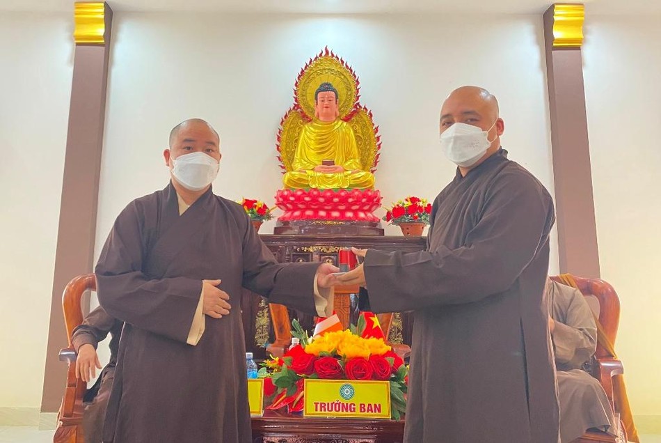 Đại đức Thích Đồng An trao khuôn dấu đến Chánh Thư ký Ban Trị sự Phật giáo huyện Quế Sơn