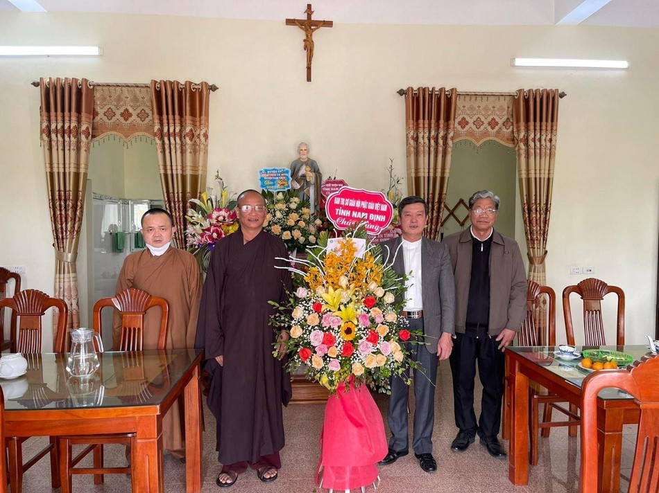 Thượng tọa Thích Quảng Hà tặng hoa chúc mừng Linh mục Hoàng Văn Tuấn, Chủ tịch Ủy ban Đoàn kết Công giáo tỉnh Nam Định Thượng tọa Thích Quảng Hà tặng hoa chúc mừng Linh mục Hoàng Văn Tuấn, Chủ tịch Ủy ban Đoàn kết Công giáo tỉnh Nam Định