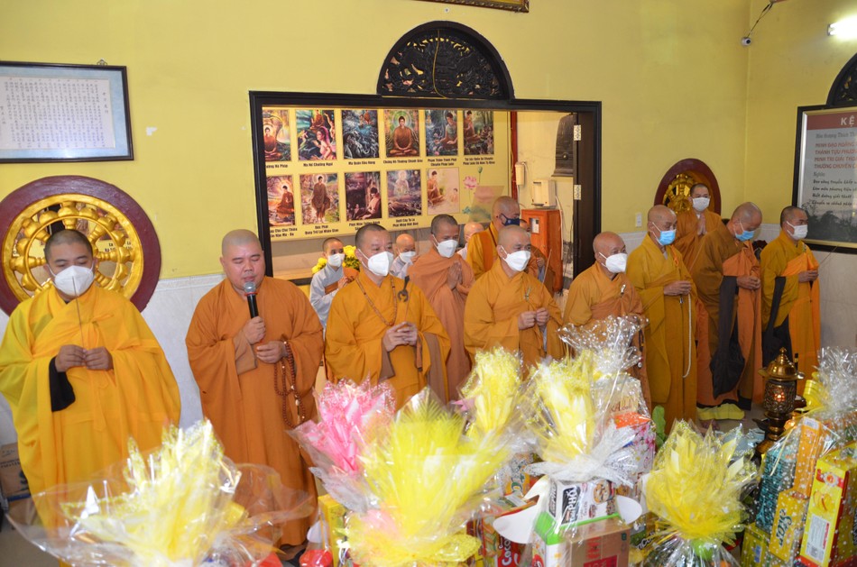 Chư tôn đức thắp hương tưởng niệm cố Hòa thượng Thích Thiện Bình Chư tôn đức thắp hương tưởng niệm cố Hòa thượng Thích Thiện Bình