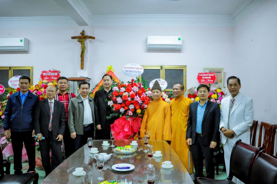 Hòa thượng Thích Thanh Quyết và phái đoàn tặng hoa chúc mừng lễ Giáng sinh 2021 tại Giáo xứ Hòn Gai - Ảnh: T.Đ.H Hòa thượng Thích Thanh Quyết và phái đoàn tặng hoa chúc mừng lễ Giáng sinh 2021 tại Giáo xứ Hòn Gai - Ảnh: T.Đ.H