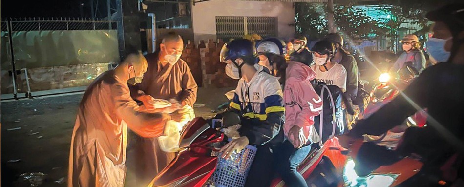 Hỗ trợ bình oxy cho bệnh nhân Covid-19 và trao tặng hơn 1,8 triệu phần cơm trong mùa dịch - Ảnh: NVCC Hỗ trợ bình oxy cho bệnh nhân Covid-19 và trao tặng hơn 1,8 triệu phần cơm trong mùa dịch - Ảnh: NVCC