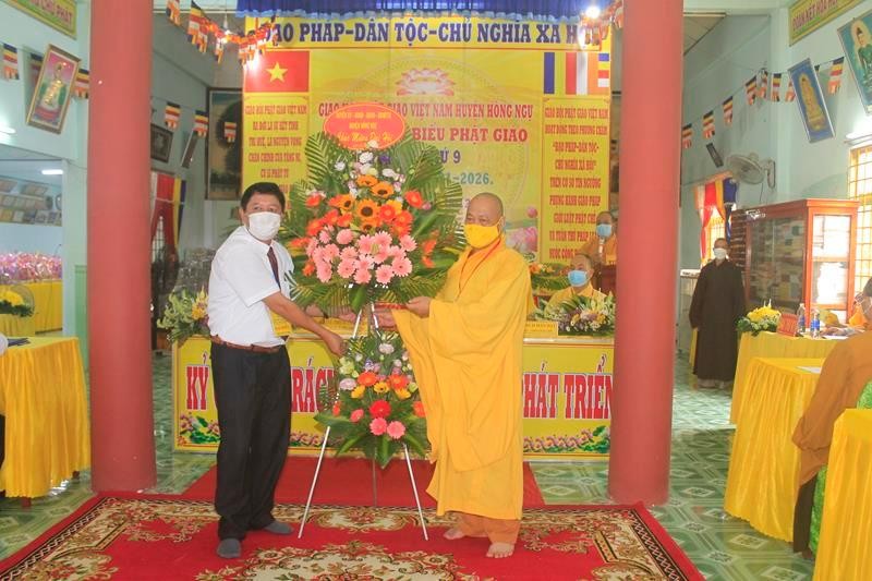 Lãnh đạo huyện Hồng Ngự tặng hoa chúc mừng đại hội Lãnh đạo huyện Hồng Ngự tặng hoa chúc mừng đại hội