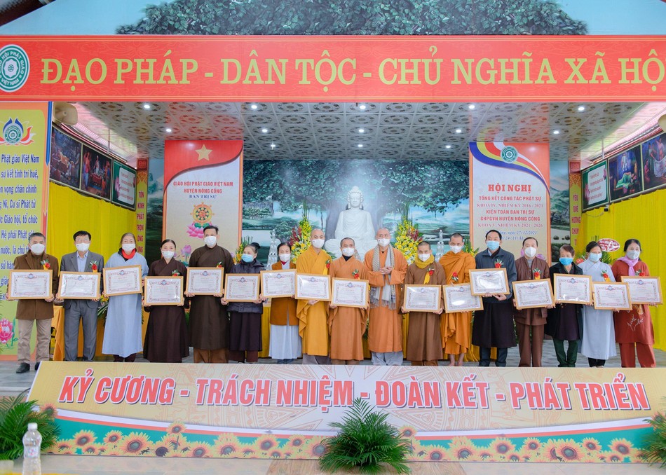 Tặng Bằng tuyên dương công đức đến tập thể, cá nhân xuất sắc Tặng Bằng tuyên dương công đức đến tập thể, cá nhân xuất sắc