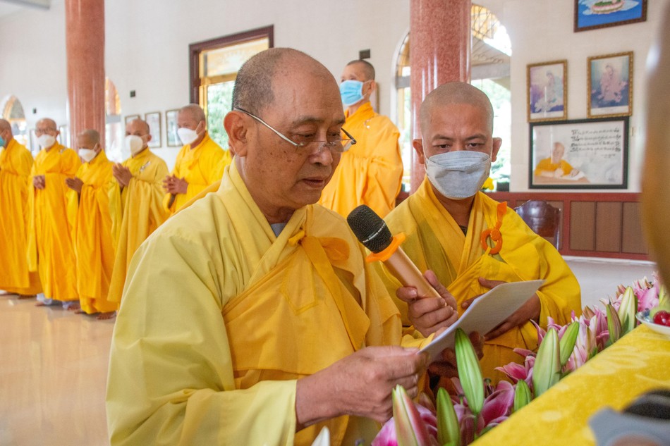 Thượng tọa Thích Hoằng Xưng cung tuyên tiểu sử cố Hòa thượng Thích Thiện Quang Thượng tọa Thích Hoằng Xưng cung tuyên tiểu sử cố Hòa thượng Thích Thiện Quang