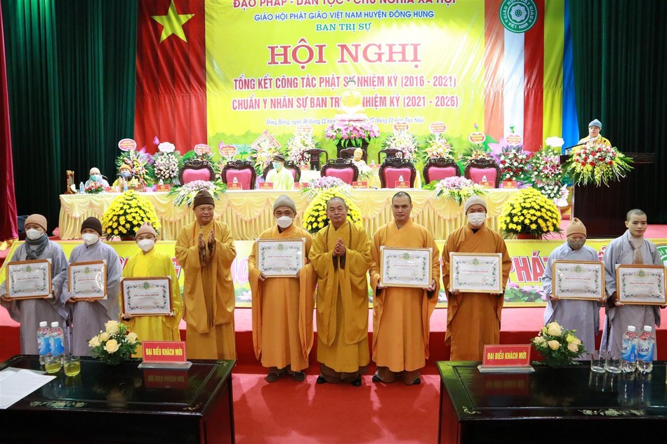 Tập thể, cá nhân xuất sắc nhận Bằng tuyên dương công đức