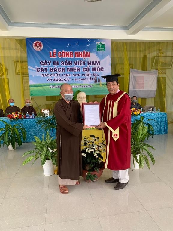 Trao Bằng công nhận cây tếch tại chùa Linh Sơn Pháp Ấn là cây di sản Việt Nam Trao Bằng công nhận cây tếch tại chùa Linh Sơn Pháp Ấn là cây di sản Việt Nam