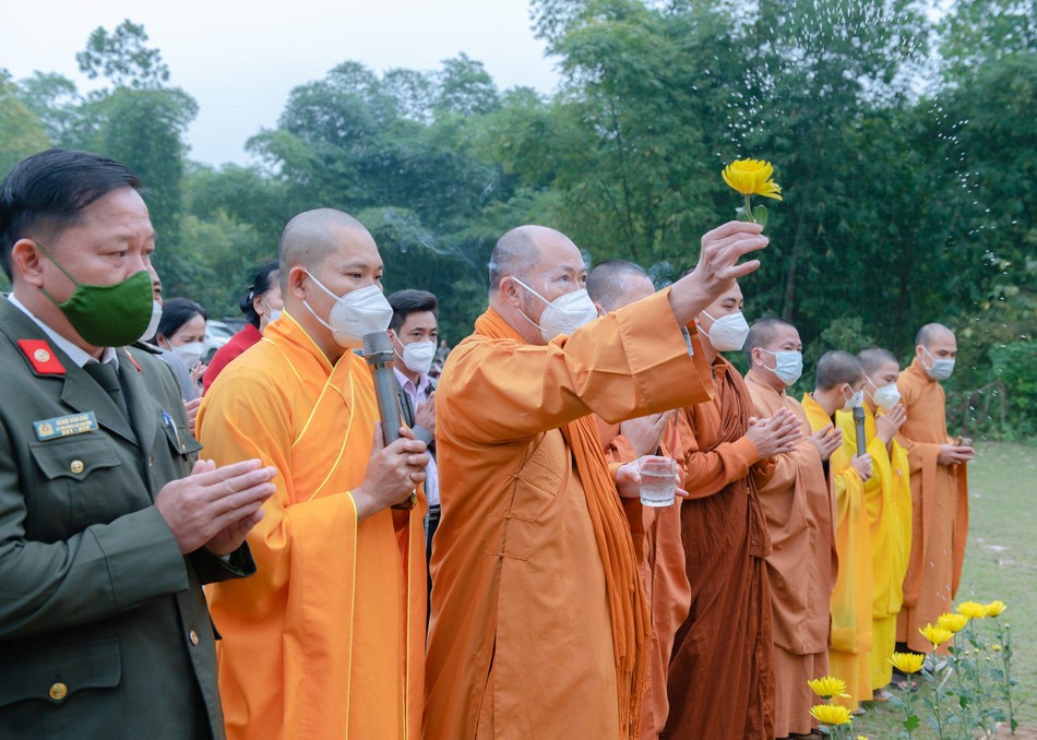 Chư Tăng thực hiện nghi thức sái tịnh Chư Tăng thực hiện nghi thức sái tịnh