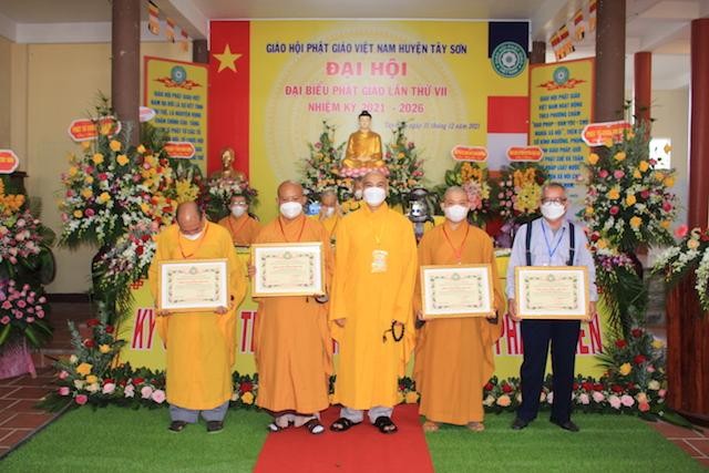 Tập thể, cá nhân nhận Bằng tuyên dương công đức